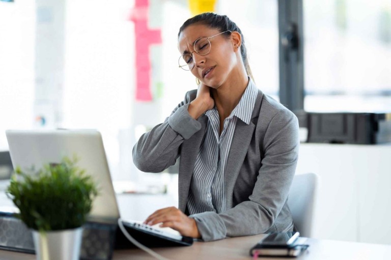 목 통증에는 여러 가지 원인이 있지만 자연 치료법은 하나뿐입니다.